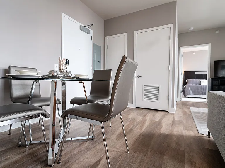 State and Grand — Photo 7