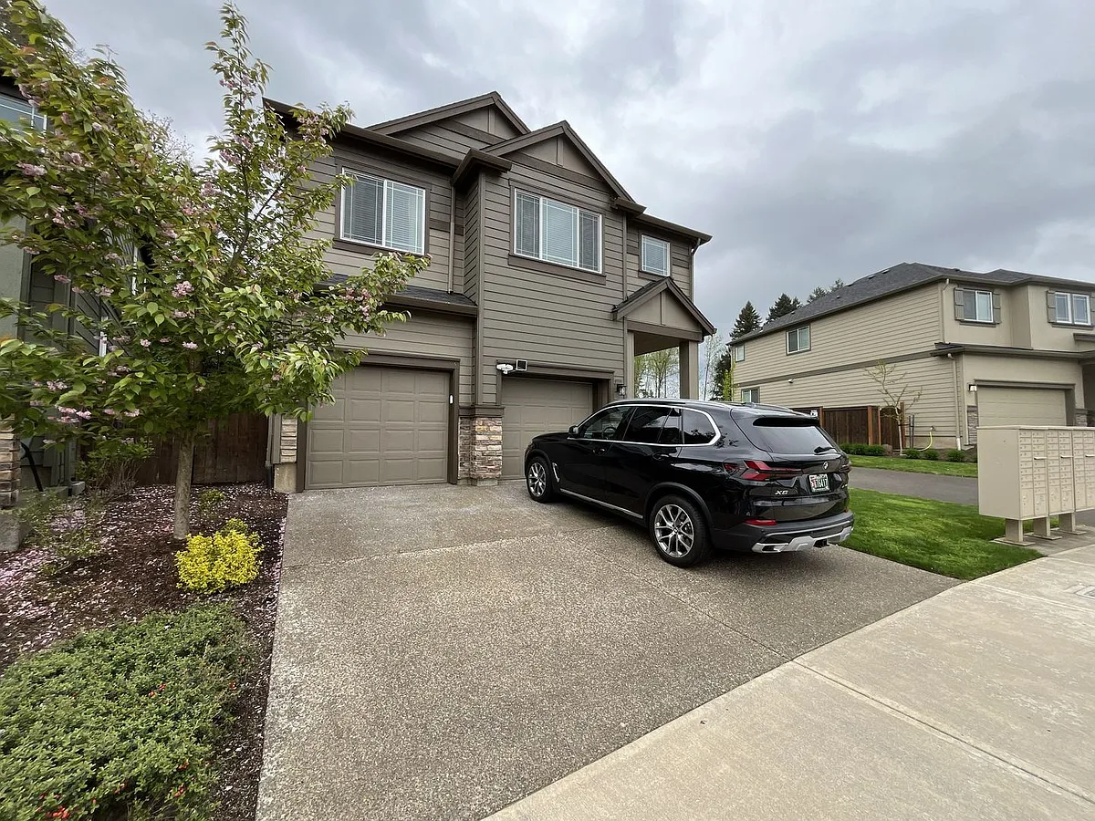 Building Photo - 12902 SW Incline Dr