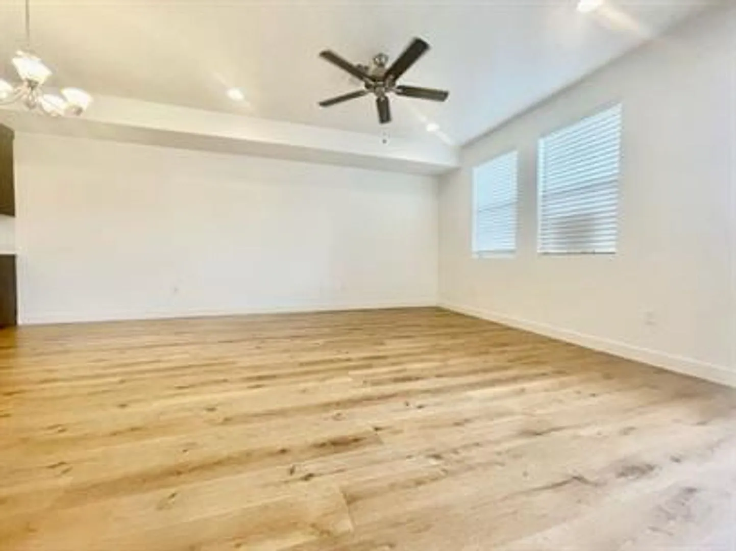 Stunning Townhome Near Hospital! — Photo 4