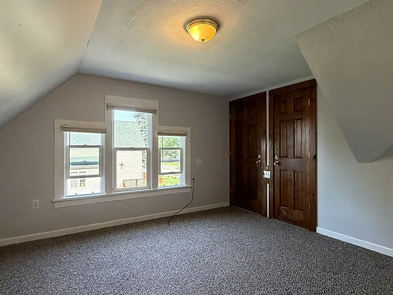 810 E Division St — Photo 13
