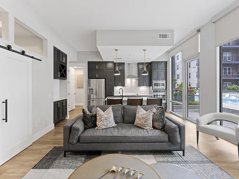 500 West Trade — Photo 11