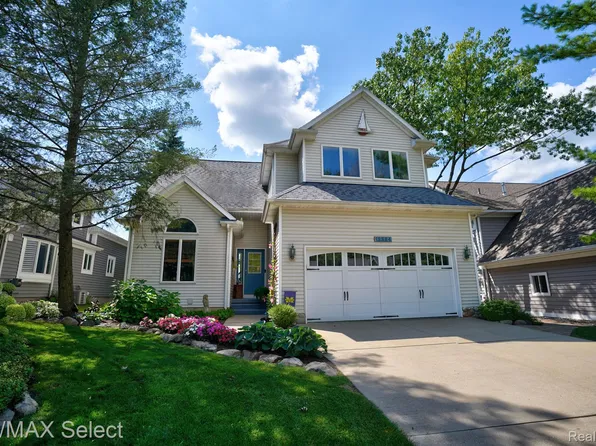 12224 Mantawauka Dr, Fenton, MI 48430
