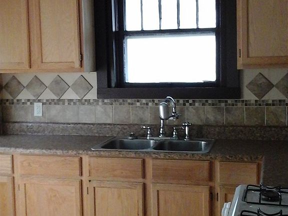 5th image of 904 NW Arlington Ave