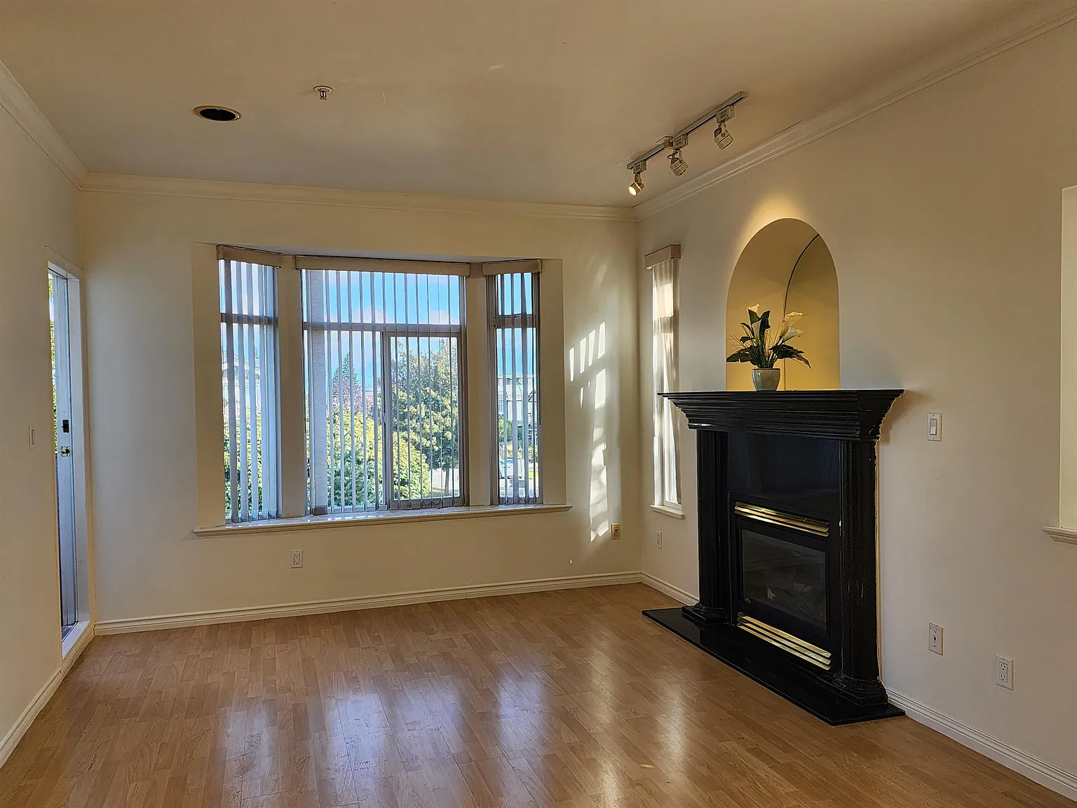 3 bed, 1200 sqft, $3,500 — Photo 3