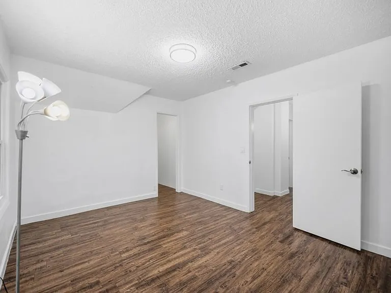 1123 E Indiana Ave — Photo 6