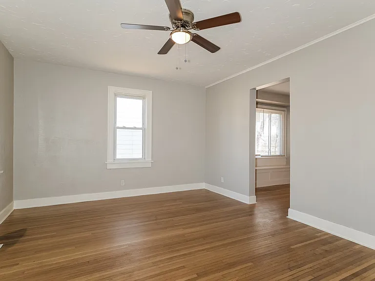 1135972_018_living_room_13584204.jpg