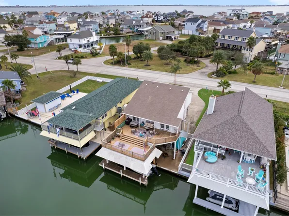 1114 Tiki Dr, Tiki Island, TX 77554