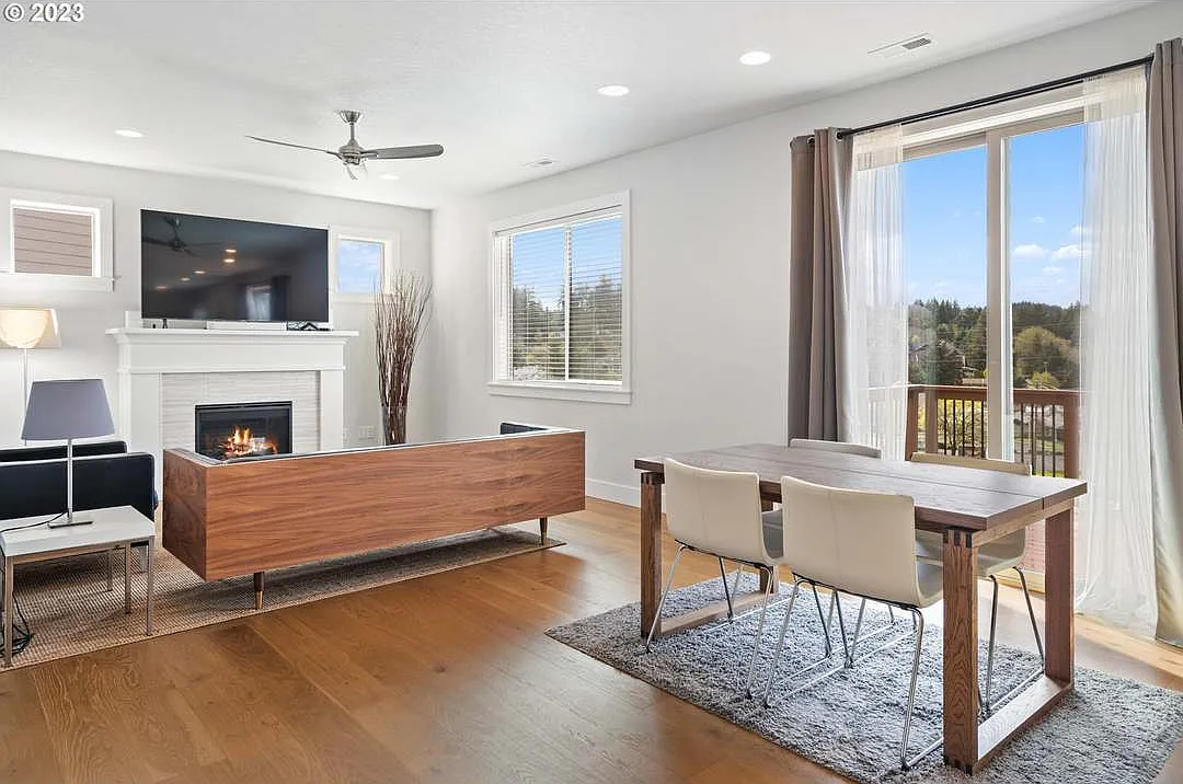 4 bed, 2527 sqft, $3,599 — Photo 4