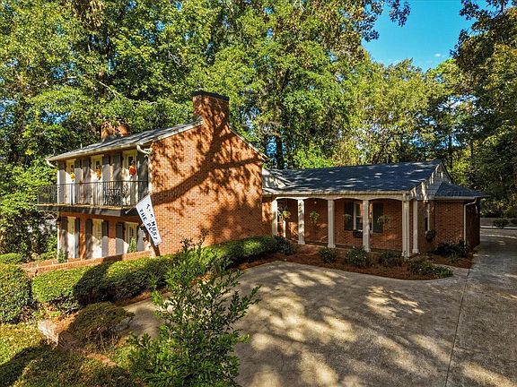 2nd image of 300 Crest Cir S