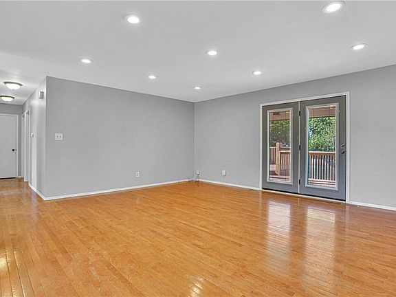 5th image of 212 Dakota St