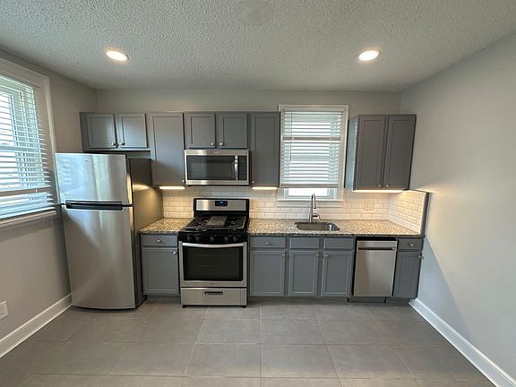 3rd image of 2409 Glenmawr Ave #2409