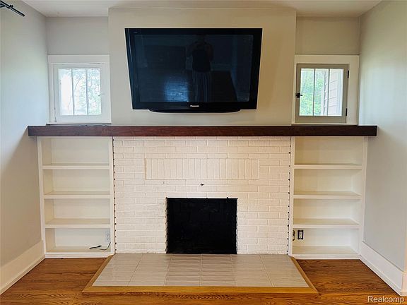 4th image of 20504 Prairie St