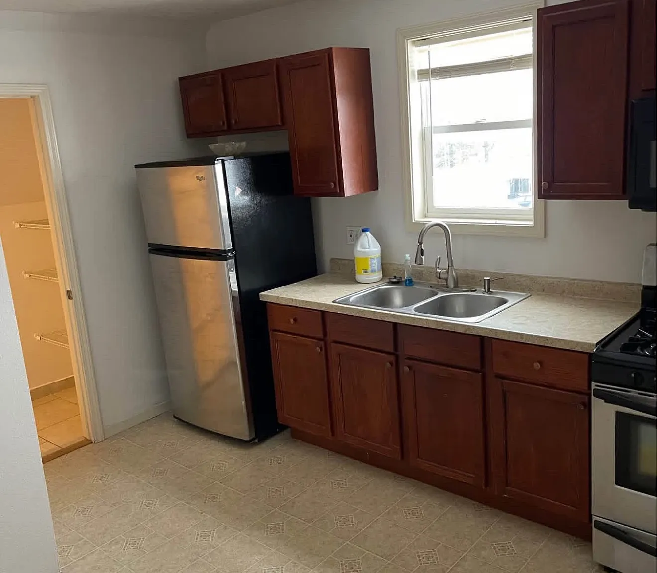 2 bed, 1000 sqft, $1,100 — Photo 2