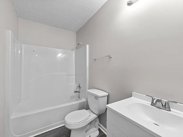 Roberts Lane Apartments — Photo 12