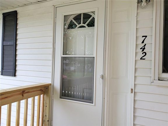 4th image of 742 Howard St