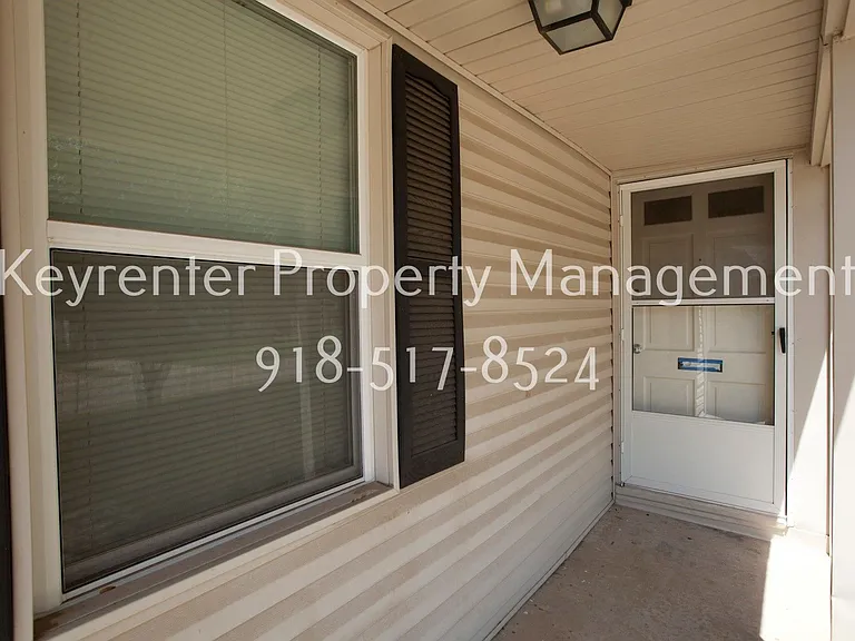 929 E 37th Pl — Photo 2