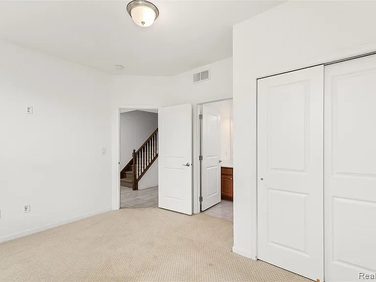 2769 Ashcombe Dr — Photo 7