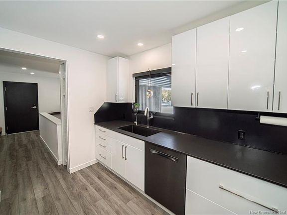 5th image of 34 Simcoe Ct