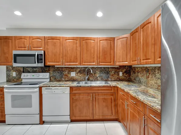 70 Cambridge Lane, Boynton Beach, FL 33436