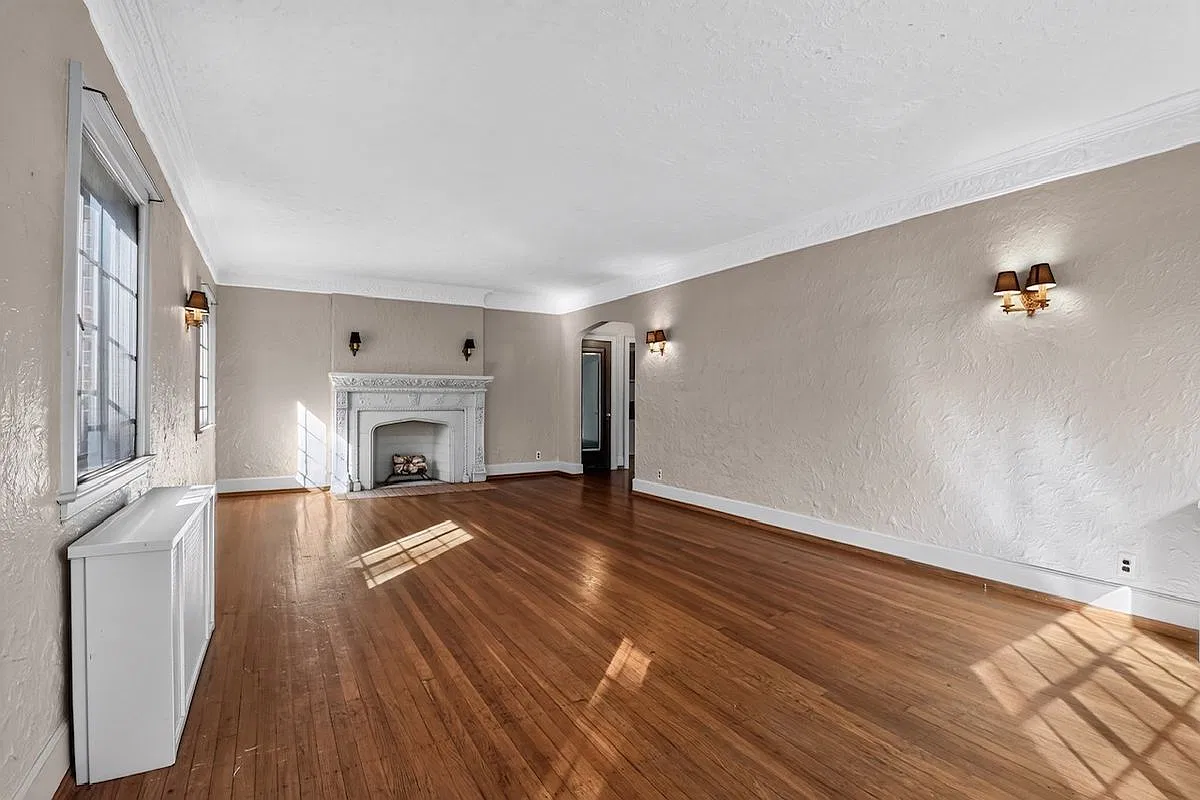 3 bed, 1.5 bath, 2400 sqft, $2,300 — Photo 3