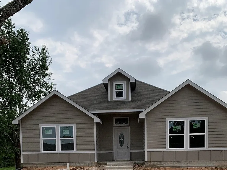 20738 Ruby St — Photo 1