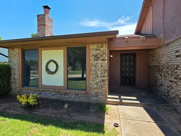 11812 Larkdale Dr — Photo 2