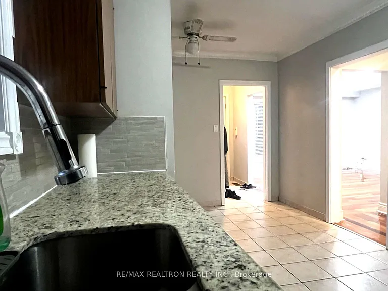 27 Safari St — Photo 8