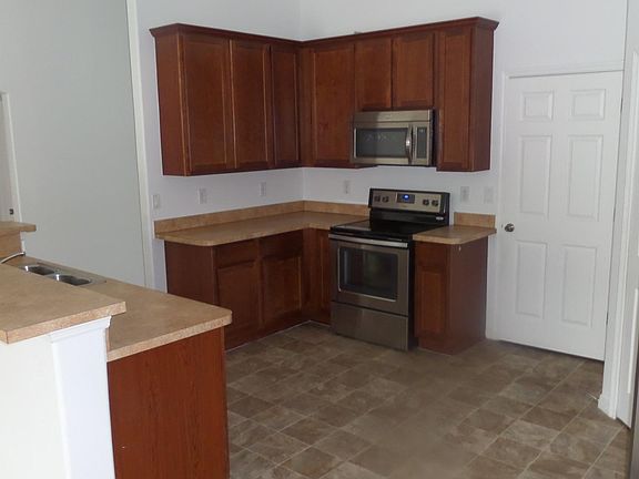 4th image of 611 SW Sardinia Ave