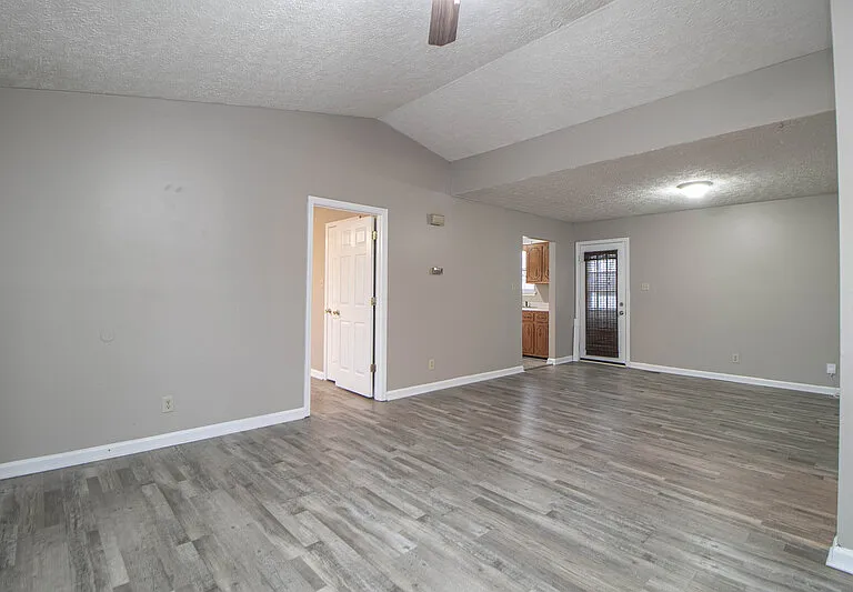 131 Lilian Dr — Photo 3