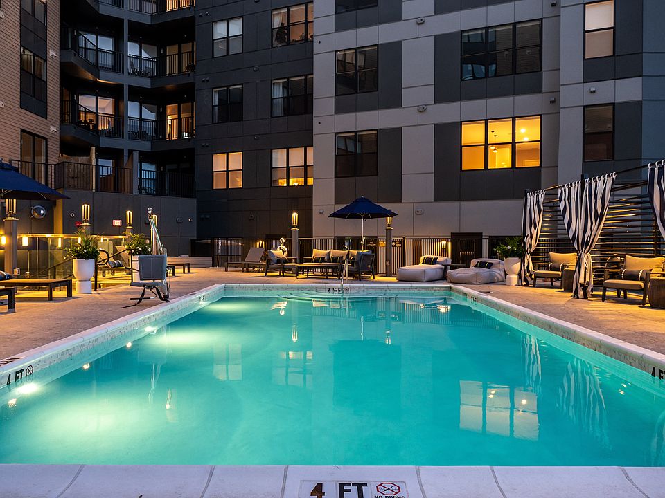 Rooftop Pool & Lounge