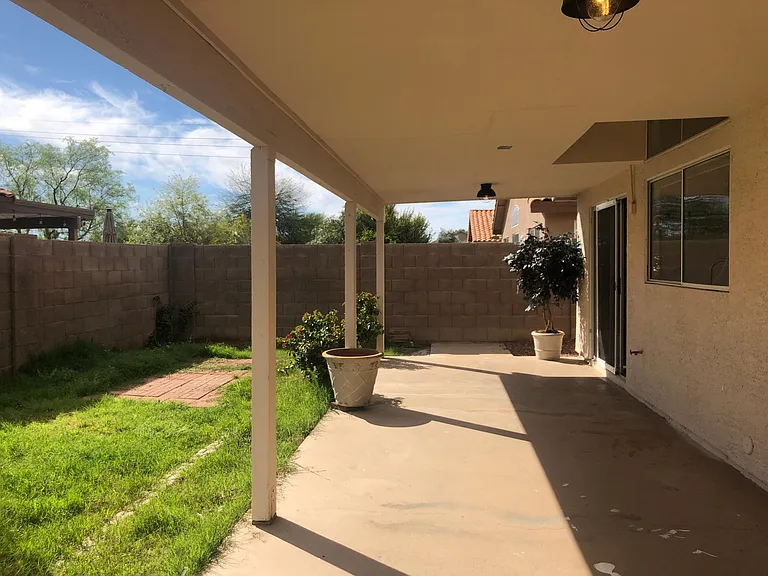 1031 N Blackstone Dr — Photo 2