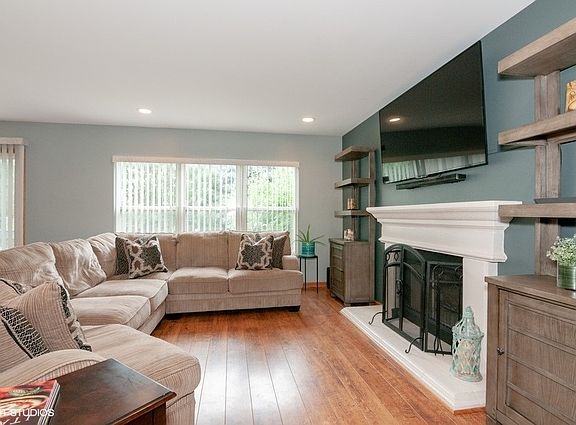 2nd image of 2056 Norwich Dr