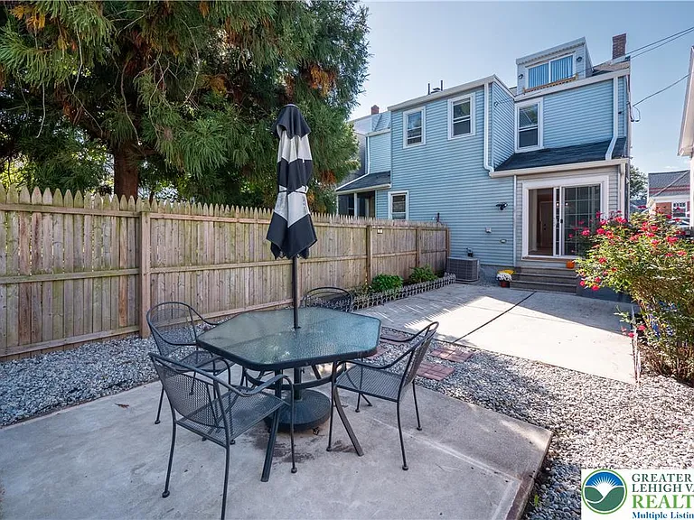 718 N New St — Photo 29