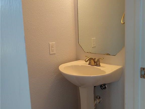 4th image of 2307 Garrett Dr