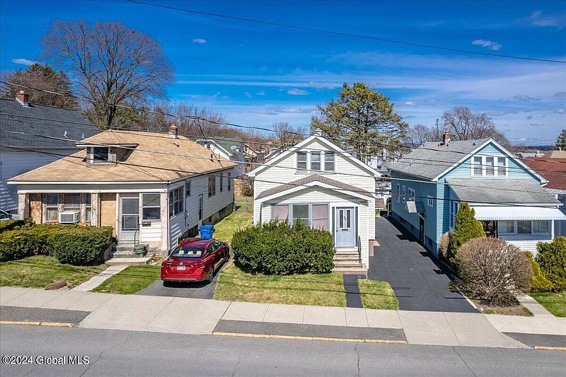 2nd image of 33 Lawn Avenue