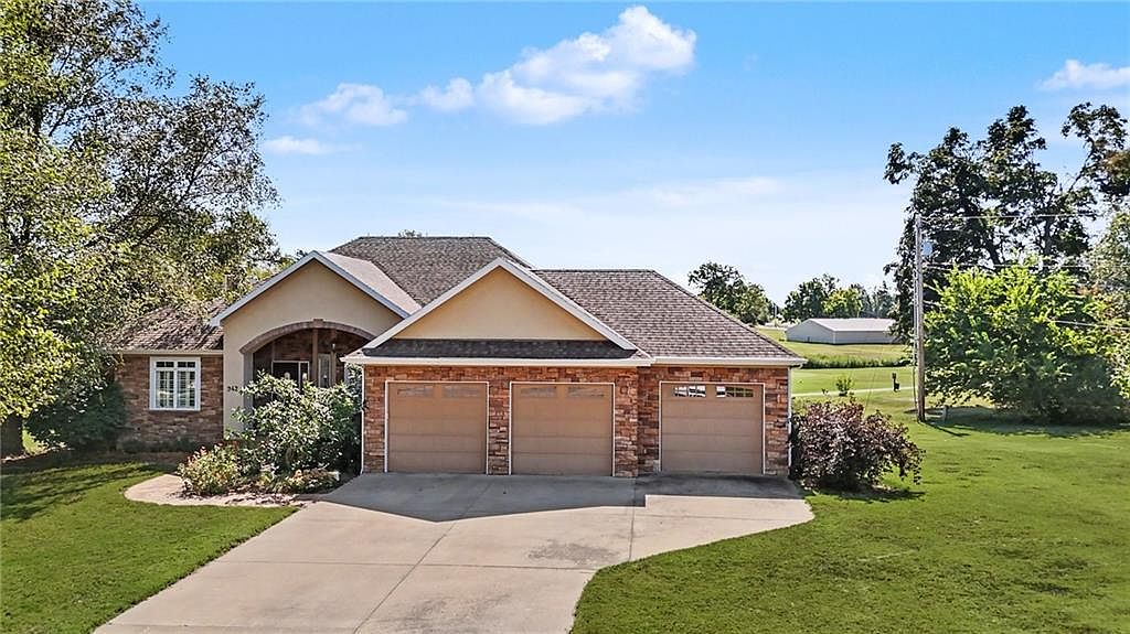 942 E Fairway Dr