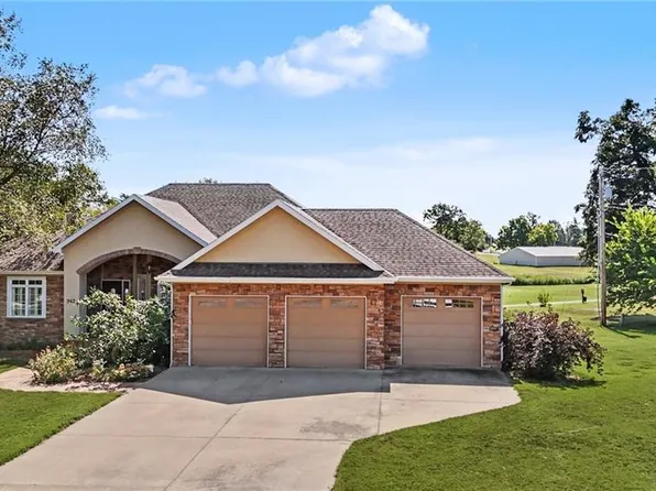 942 E Fairway Dr, Ottawa, KS 66067