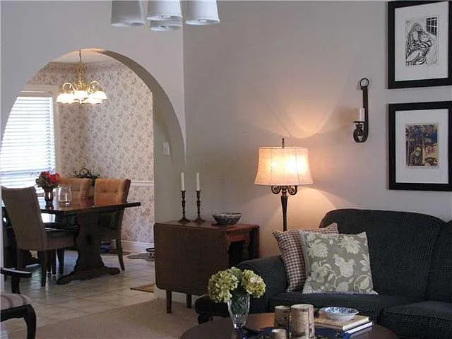 4 bed, 2.0 bath, 2046 sqft, $2,400 — Photo 4