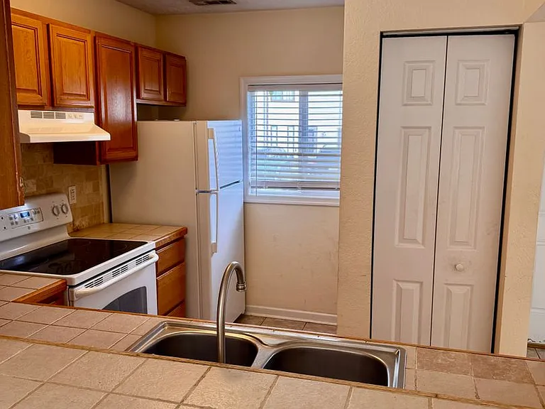 1476 Tenbury Dr — Photo 6
