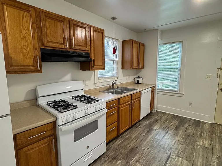 942 Woodlawn Ave — Photo 7