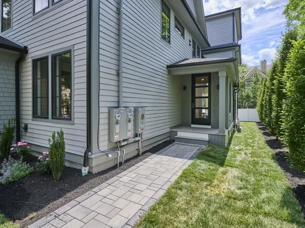 123 Fuller St #B, Brookline, MA 02446