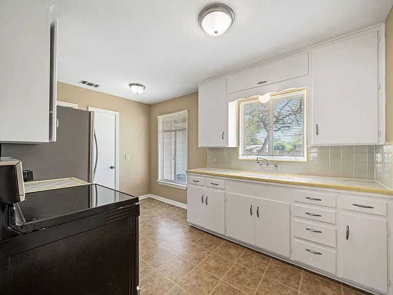 314 Barbara Dr — Photo 9