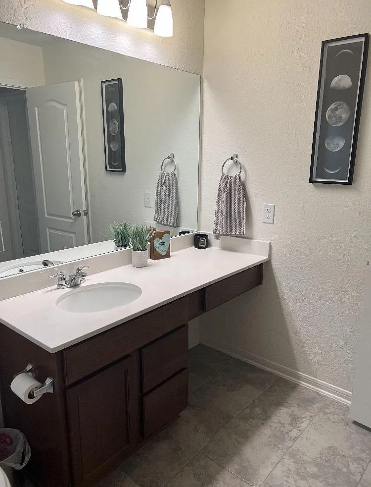 3 bed, 2.0 bath, 1700 sqft, $2,100 — Photo 3