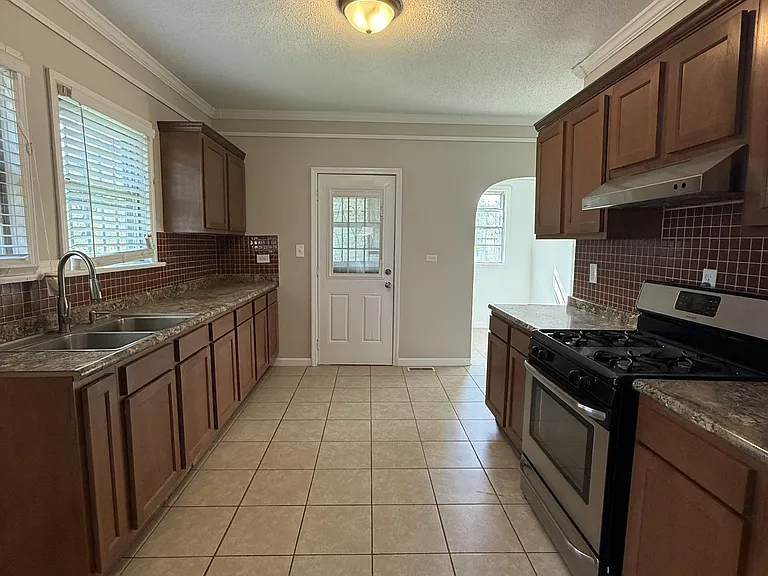 1437 Woodland Ave SW — Photo 3