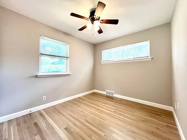 Second bedroom with ceiling fan.