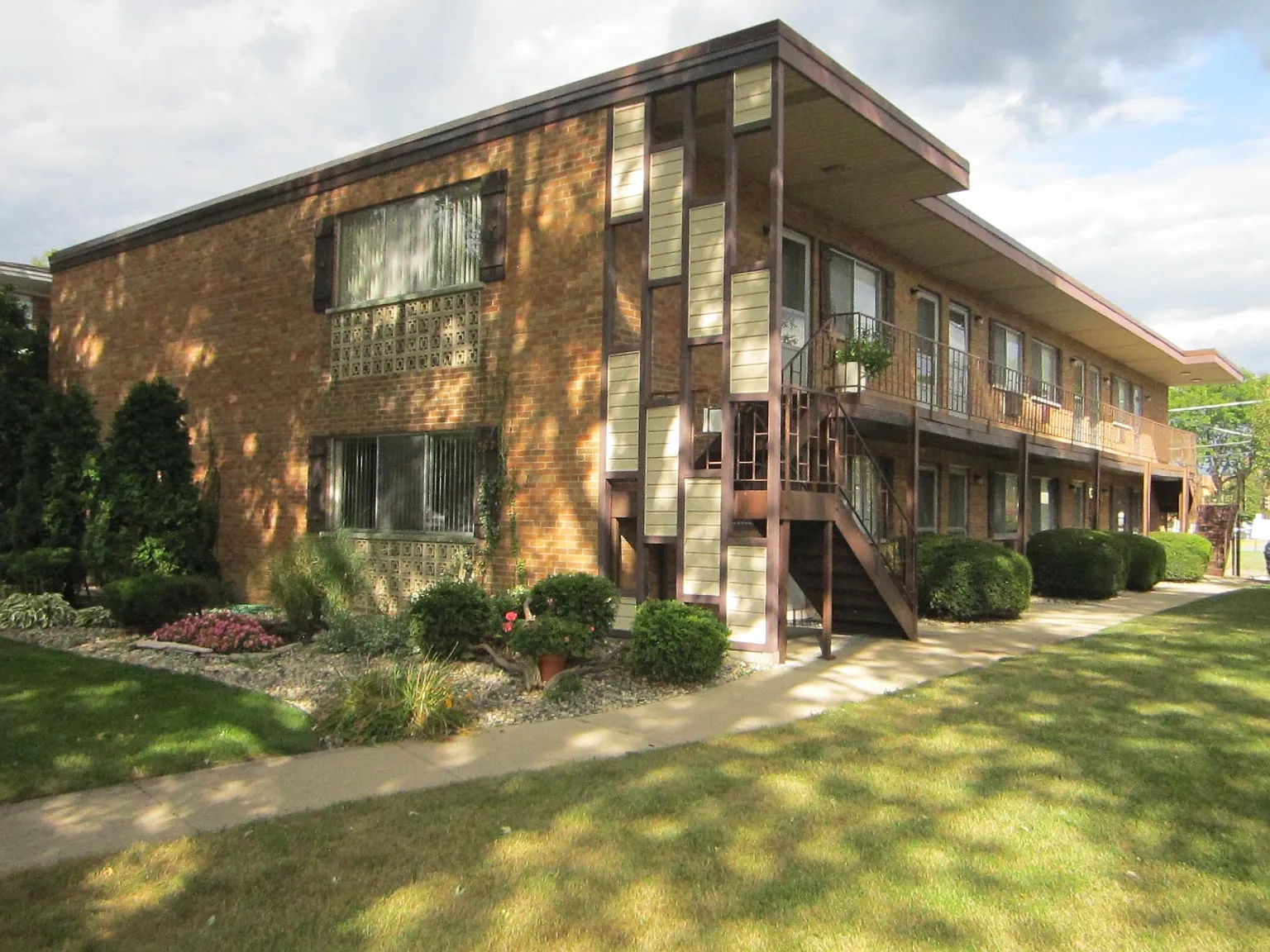 365 Oak Street — Photo 1