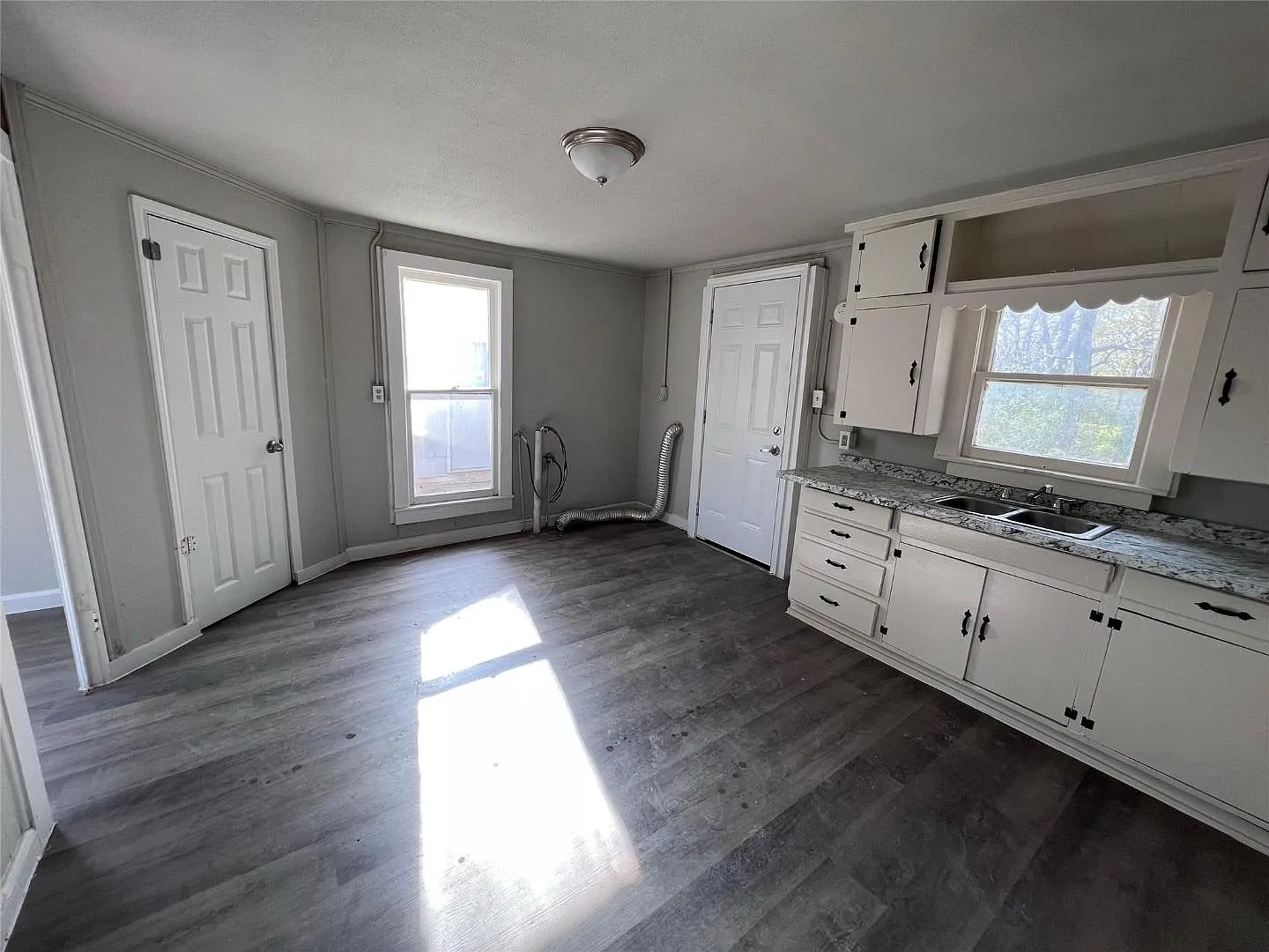 504 Lamar St — Photo 4