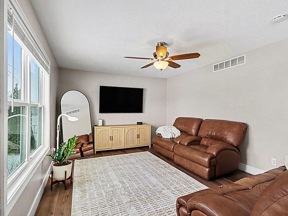 2nd image of 50160 Willis St