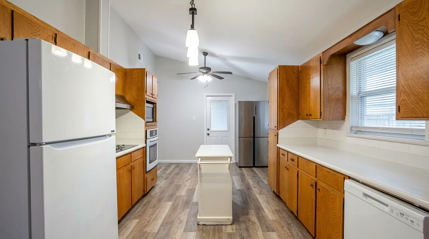 3 bed, 1.5 bath, 1338 sqft, $1,750 — Photo 4