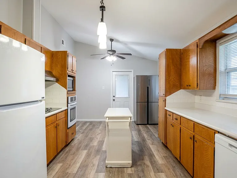 5060 Swallow Dr — Photo 4